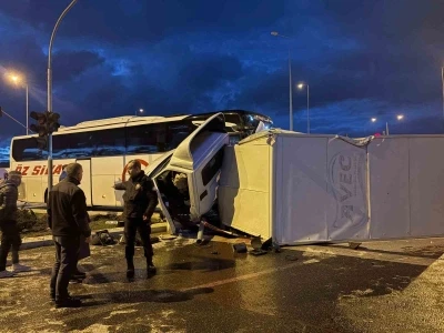 Yolcu otob&uuml;s&uuml; ile kamyonet &ccedil;arpıştı: 5 yaralı