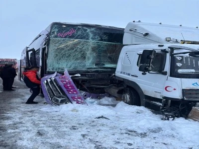 Yolcu otob&uuml;s&uuml;, kamyona &ccedil;arptı; 9 yaralı