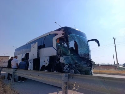Yolcu otob&uuml;s&uuml; kamyonete &ccedil;arptı: 1 &ouml;l&uuml;, 15 yaralı