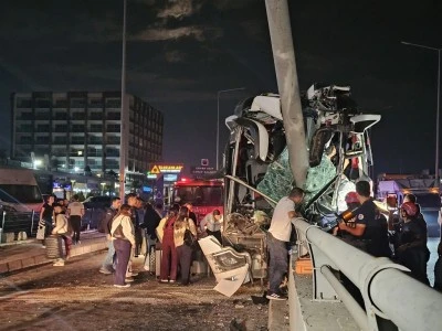 Yolcu otob&uuml;s&uuml; kaza yaptı: 11 yaralı