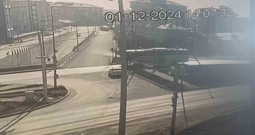 Yolcu otob&uuml;s&uuml; kırmızı ışıkta bekleyen iki araca &ccedil;arptı: 1 yaralı
