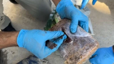 Yolcu otob&uuml;s&uuml;nde dış y&uuml;zeyi &lsquo;pul biber&rsquo; ile kaplı 7 kilo eroin ele ge&ccedil;irildi