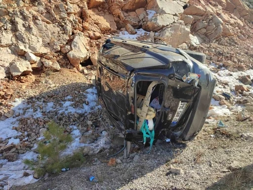 Yolcu otob&uuml;s&uuml;n&uuml;n arkadan &ccedil;arptığı otomobil devrildi: 3 yaralı
