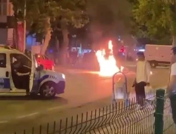 Yolcu otob&uuml;s&uuml;yle &ccedil;arpışan motosiklet cayır cayır yandı: 1 yaralı
