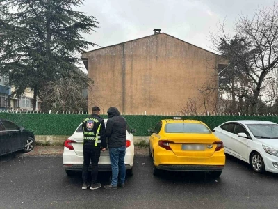 Yolcu se&ccedil;tiği iddia edilen taksi şof&ouml;r&uuml; trafikten men edildi