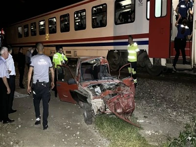 Yolcu treni, s&uuml;r&uuml;c&uuml;s&uuml;n&uuml;n raylara bırakıp ka&ccedil;tığı otomobile &ccedil;arptı