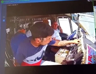 Yolcunun, dolmuş konsolundaki parayı &ccedil;aldığı anlar kamerada