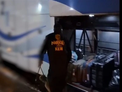 Yolcunun valizinden 4 kilo uyuşturucu &ccedil;ıktı