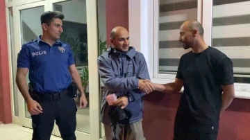Bursa&rsquo;da yolda bulduğu 25 bin lirayı sahibine teslim etti