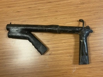 Yolda bulduğu d&uuml;zenek patladı, bacağından yaralandı
