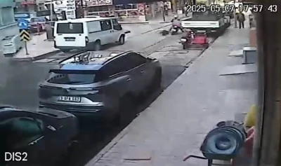 Yolda dengesini kaybedip d&uuml;şen yaşlı adama motosiklet &ccedil;arptı
