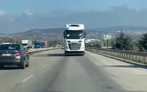 Yolda geri gider gibi g&ouml;r&uuml;nen tır vatandaşları şaşırttı, ger&ccedil;ek sollama yapılınca anlaşıldı
