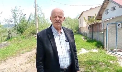 Yolda rastladığı yavru baykuşla kurduğu diyalog i&ccedil; ısıttı
