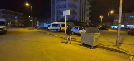 Yolda y&uuml;r&uuml;rken yere yığılan adam hayatını kaybetti
