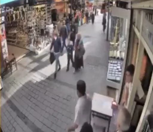 Yolda y&uuml;r&uuml;yen gen&ccedil; kıza durduk yere tekme attı, esnaftan meydan dayağı yedi