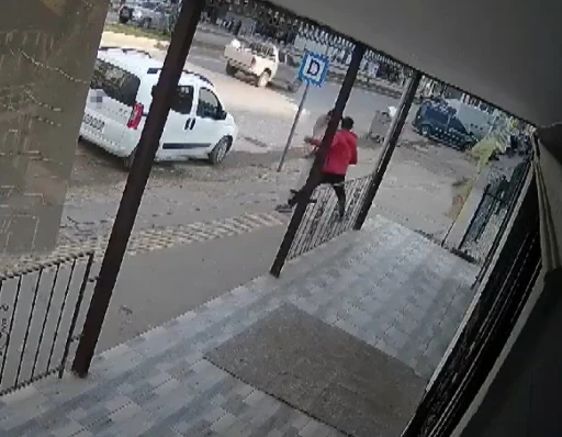 Yolda y&uuml;r&uuml;yen kadın saldırıya uğradı, o anlar kameraya yansıdı
