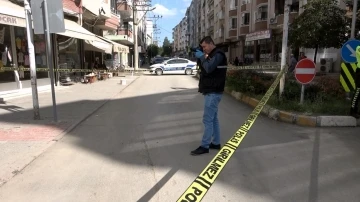 Yolda y&uuml;r&uuml;yen yayaya silahlı saldırı: 1 yaralı
