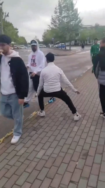 Yolda y&uuml;r&uuml;yenleri korkuttuktan sonra saldıran şahıslar yakalandı
