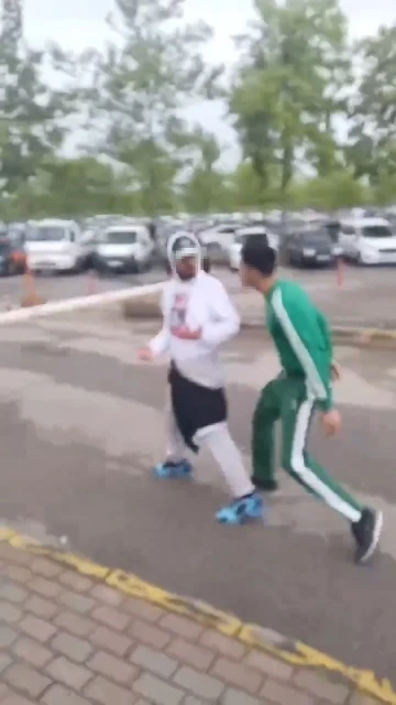 Yolda y&uuml;r&uuml;yenleri sebepsiz yere korkutup saldırmışlardı, tutuklandılar
