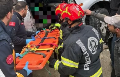 Yoldan &ccedil;ıkan ara&ccedil; ağaca &ccedil;arptı; 1 &ouml;l&uuml;, 1 yaralı