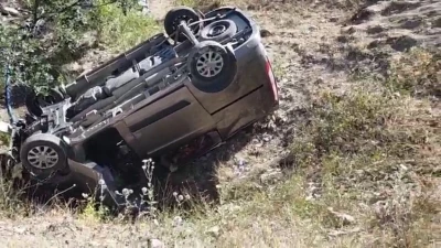 Yoldan &ccedil;ıkan minib&uuml;s şarampole u&ccedil;tu: 6 yaralı