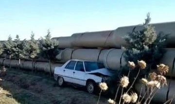 Yoldan &ccedil;ıkan otomobil borulara &ccedil;arptı: 1 yaralı