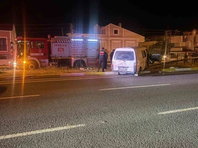 Yoldan &ccedil;ıkıp elektrik direğine &ccedil;arpan minib&uuml;ste can pazarı
