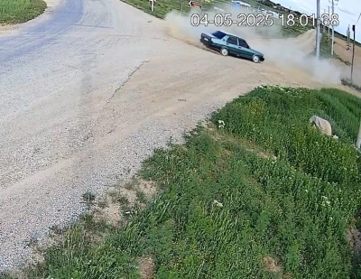Yolu kapatıp drift attılar, bu da yetmezmiş gibi havaya ateş a&ccedil;tılar
