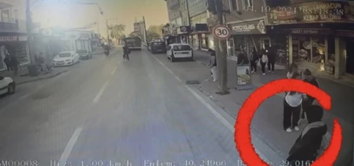 Yolun karşısına ge&ccedil;erken otob&uuml;s&uuml;n altında kaldı: Kaza kamerada