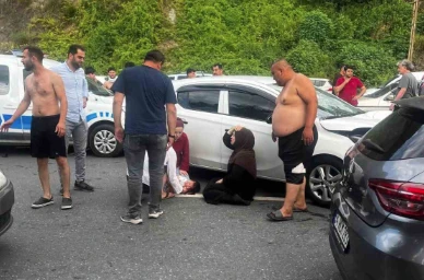 Yolun karşısına ge&ccedil;erken otomobilin &ccedil;arptığı baba ve oğlu ağır yaralandı