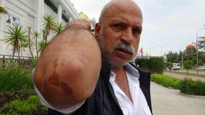 Yolun karşısına ge&ccedil;mek i&ccedil;in beklerken 3 kişi tarafından tekme tokat d&ouml;v&uuml;ld&uuml;
