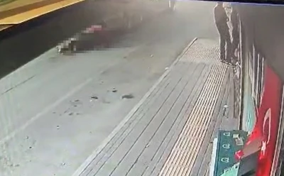 Yolun karşısına ge&ccedil;mek isterken kamyon &ccedil;arpan kişi &ouml;ld&uuml;; kaza kamerada