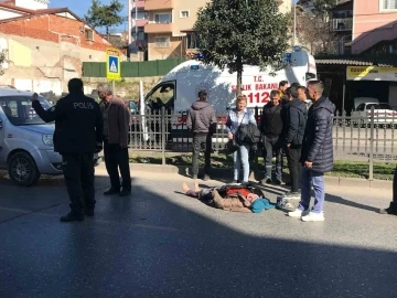 Yolun karşısına ge&ccedil;meye &ccedil;alışan kadına hafif ticari ara&ccedil; &ccedil;arptı
