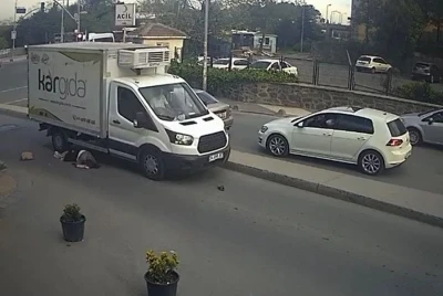 Yolun karşısına ge&ccedil;meye &ccedil;alışan kadının &uuml;zerinden kamyonet ge&ccedil;ti
