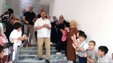 Yozgat&rsquo;ta 30 yıllık &ouml;ğretmen sevgi koridoru ile uğurlandı
