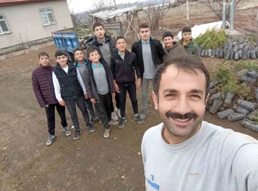 Yozgat&rsquo;ta minik eller fidanları toprakla buluşturdu
