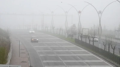 Yozgat&rsquo;ta yoğun sis etkili oldu, g&ouml;r&uuml;ş mesafesi 30 metreye d&uuml;şt&uuml;
