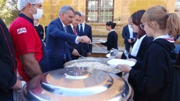 Yozgat Valisi &Ouml;zkan&rsquo;dan &ouml;ğrencilere pilav ikramı
