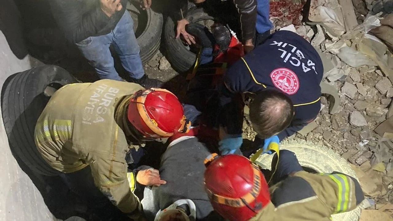 Y&uuml;k asans&ouml;r&uuml; boşluğuna d&uuml;şen iş yeri sahibi ağır yaralandı