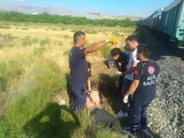 Y&uuml;k treni &ccedil;apa motoruna &ccedil;arptı, anne ve 2 &ccedil;ocuğu hayatını kaybetti

