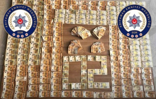 Y&uuml;kl&uuml; miktarda d&ouml;vizle yakalanan telefon dolandırıcısı tutuklandı
