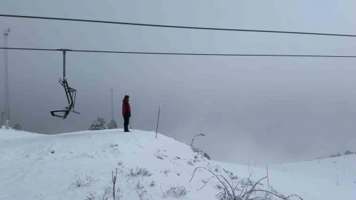 Y&uuml;ksek kesimde kar yağışı, al&ccedil;akta sis etkili oluyor
