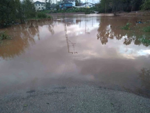 Y&uuml;ksek kesimlerde kar, i&ccedil; kesimlerde ise yağmur hayatı olumsuz etkiliyor
