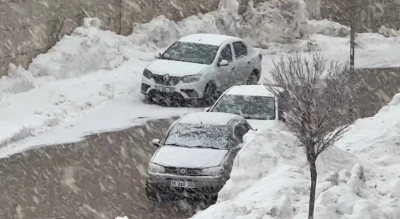 Y&uuml;ksekova&rsquo;da lapa lapa kar yağışı başladı