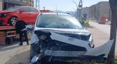 Y&uuml;ksekova&rsquo;da otomobille hafif ticari ara&ccedil; &ccedil;arpıştı: 2 yaralı
