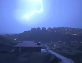 Y&uuml;ksekova&rsquo;da şimşekler g&ouml;rsel ş&ouml;len sundu