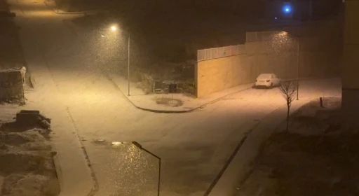 Y&uuml;ksekova&rsquo;da yoğun kar yağışı: Taşımalı eğitime ara verildi
