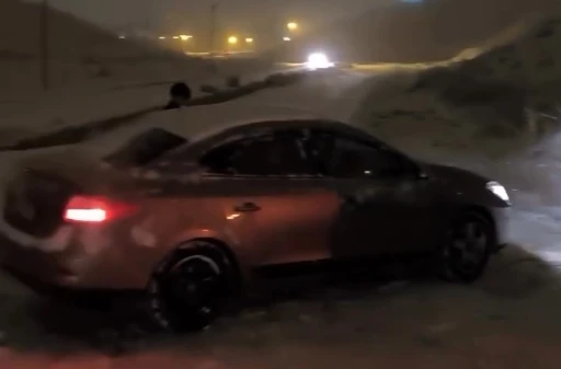 Y&uuml;ksekova kar yağışı hayatı olumsuz etkiledi: Yokuşu &ccedil;ıkamayan s&uuml;r&uuml;c&uuml;ler mahsur kaldı
