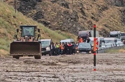 Y&uuml;ksekova Van yolunda heyelan meydana geldi