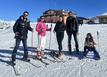 Y&uuml;ksekovalı kayakseverler doyasıya eğlendi

